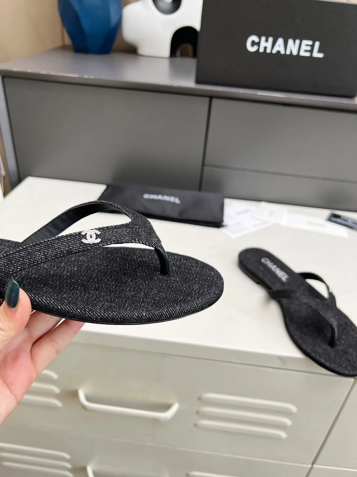 👟👟Ex-factory price 380👟👟 Chanel new spring and summer genuine leather outsole flip-flops✅ I was really moved by this shoe when I first saw it💓 I liked it at first sight [surprised], 😊 and it has Chanel’s classic diamond logo💎 Fabric: imported cowhide 🐂 Denim, velvet Lining: cow lining Color: black Code number: 35-41 (41 can be customized and non-returnable) Outsole: Made of genuine leather outsole Packaging: with card, cloth bag